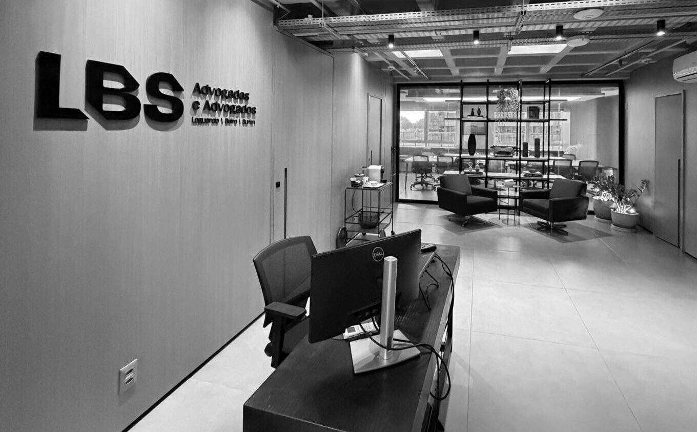 Escritório corporativo em preto e branco